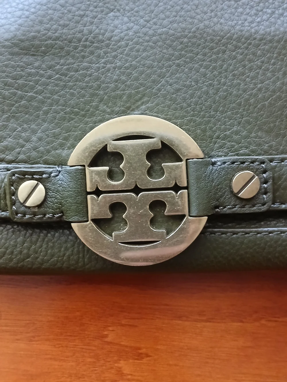 Tory Burch Amanda Leather Logo Crossbody Clutch Bag – Rare Olive Green